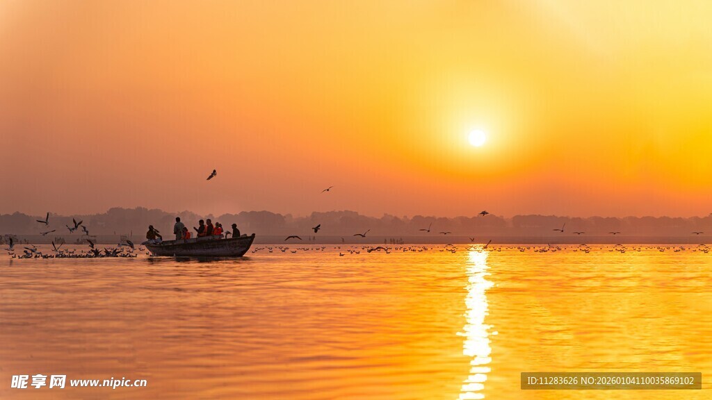 夕阳下的海上船只美景