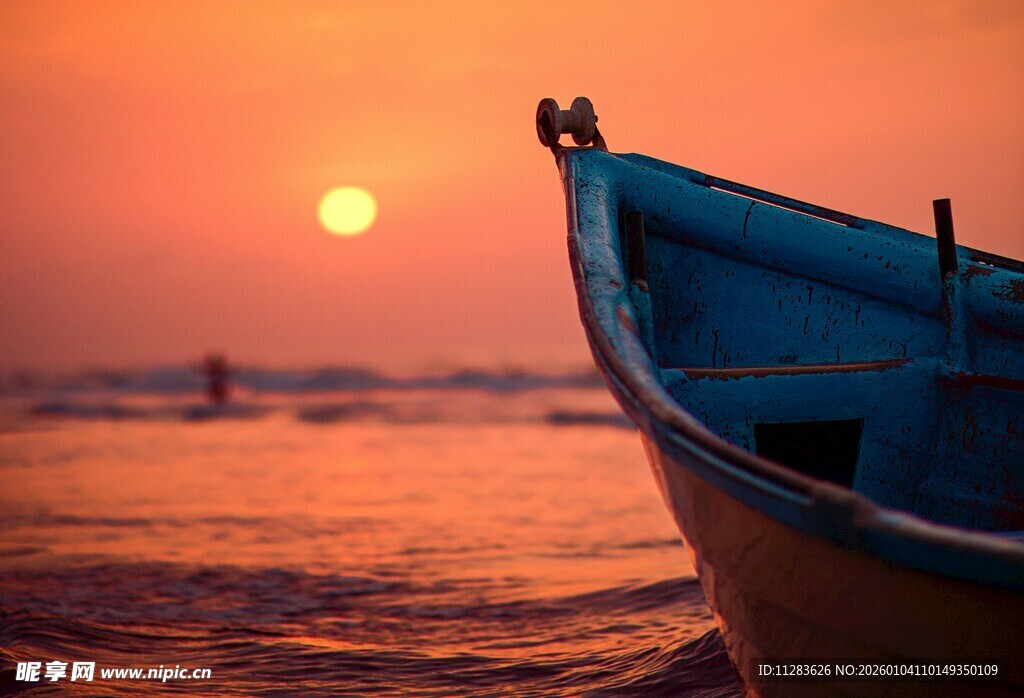 夕阳下的海边渔船