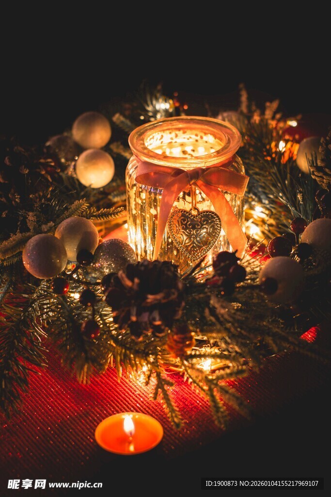 圣诞烛光装饰温馨场景