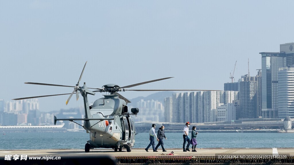 停机坪上的直升机与人员