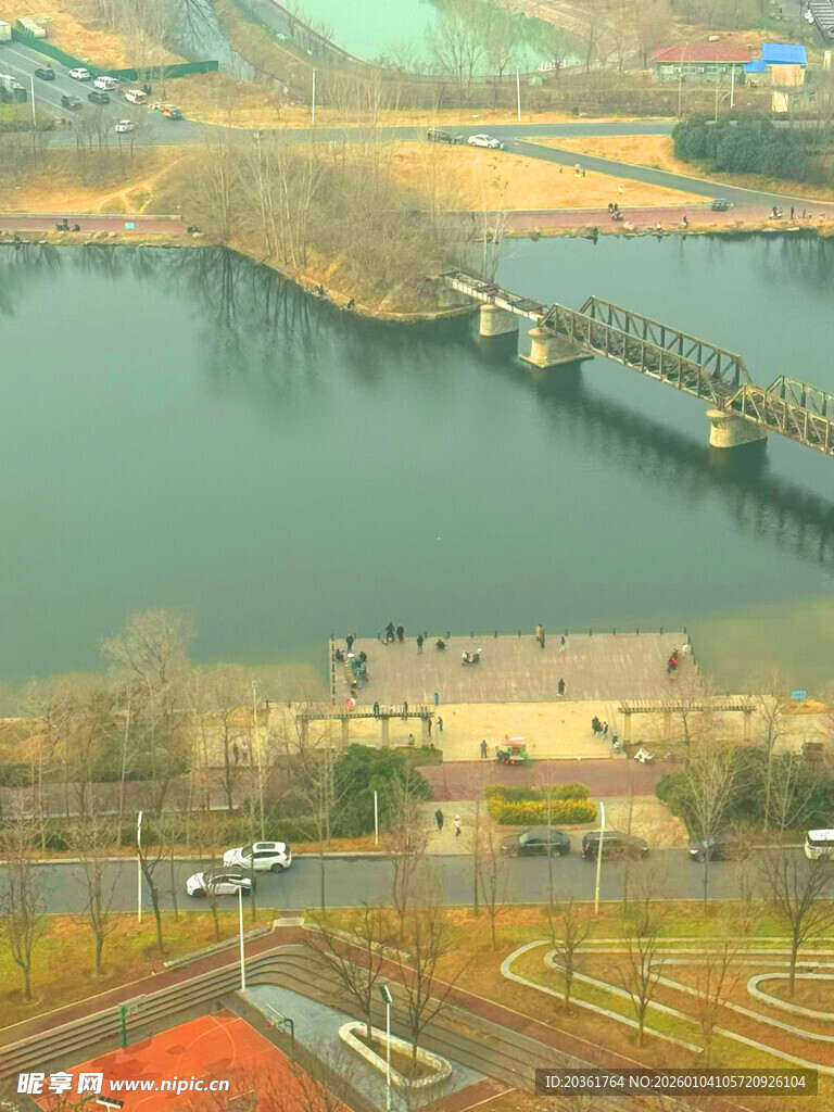 俯瞰河畔桥梁与周边景致