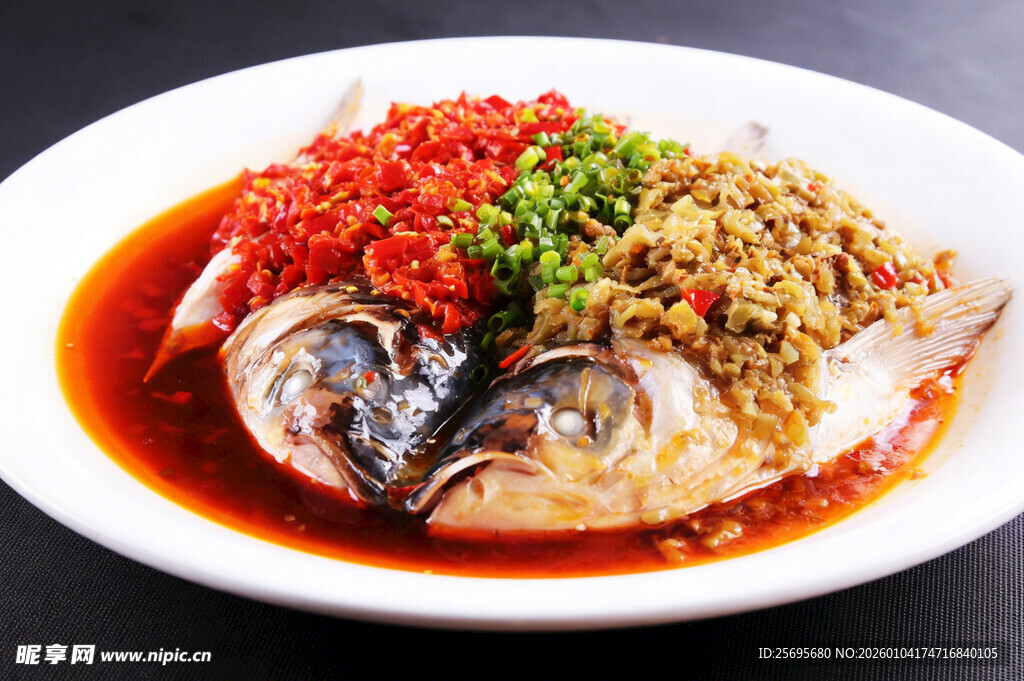 剁椒蒜蓉双色蒸鱼头