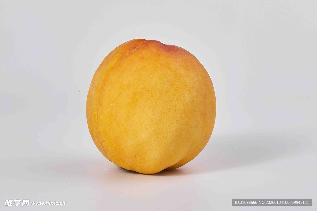 金黄圆润的新鲜桃子