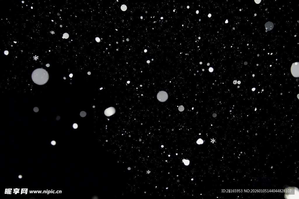 黑色背景下的白色雪花飘落物