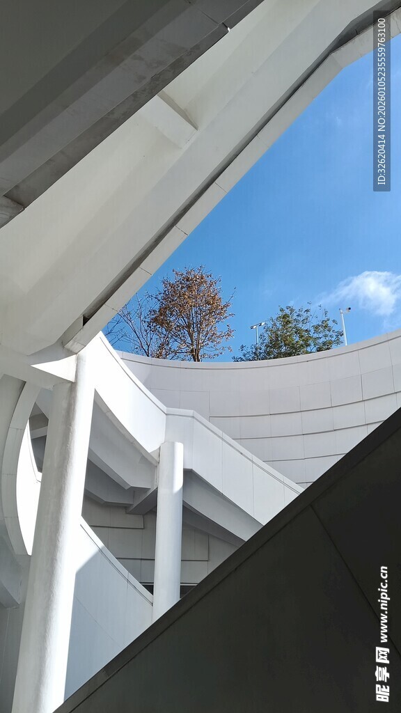 现代建筑外观与开阔天空