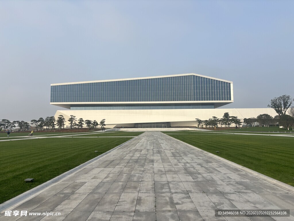 现代简约风格的宏伟建筑