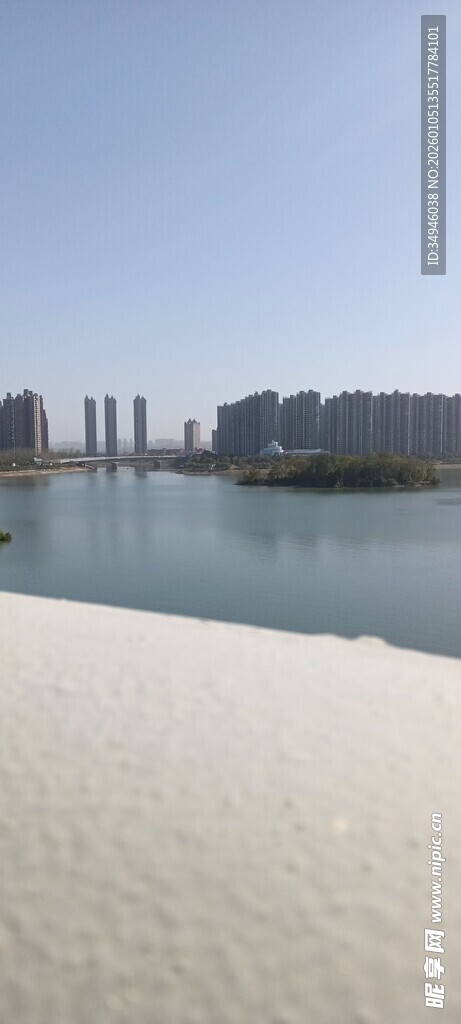 湖畔沙滩与远处城市景观