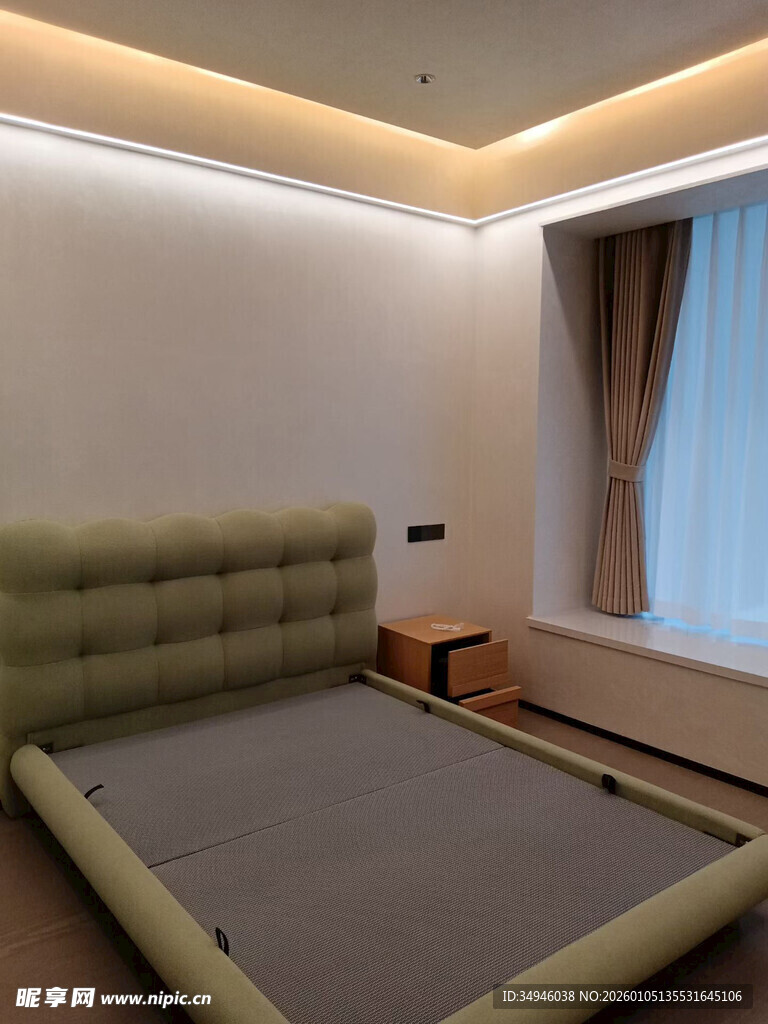 简约卧室中的舒适床铺