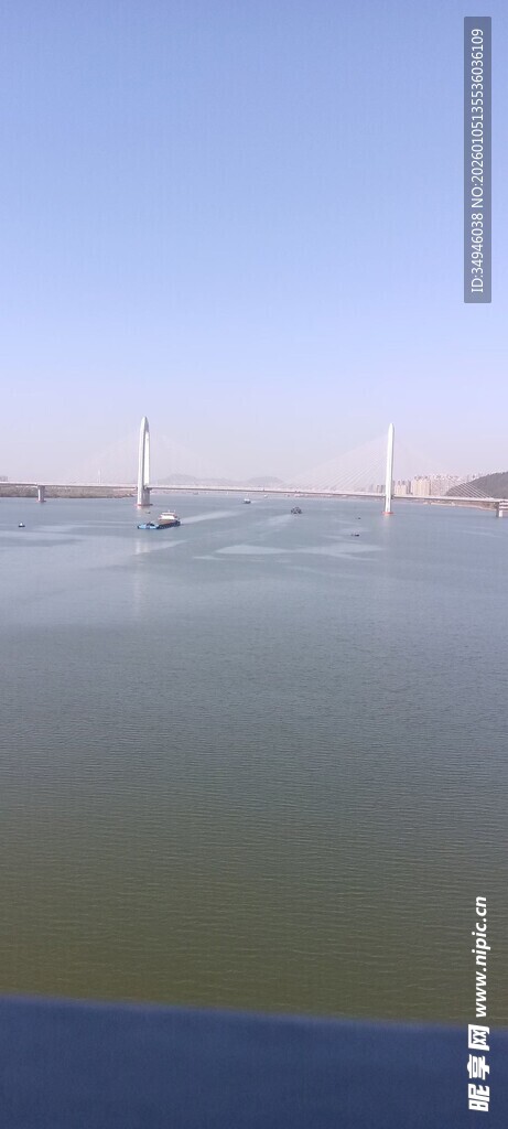 平静湖面远景风光