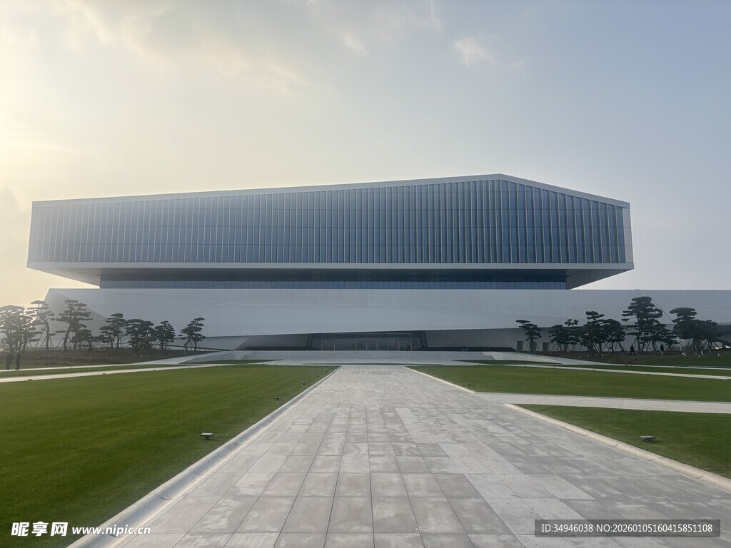 现代风格建筑前的开阔步道