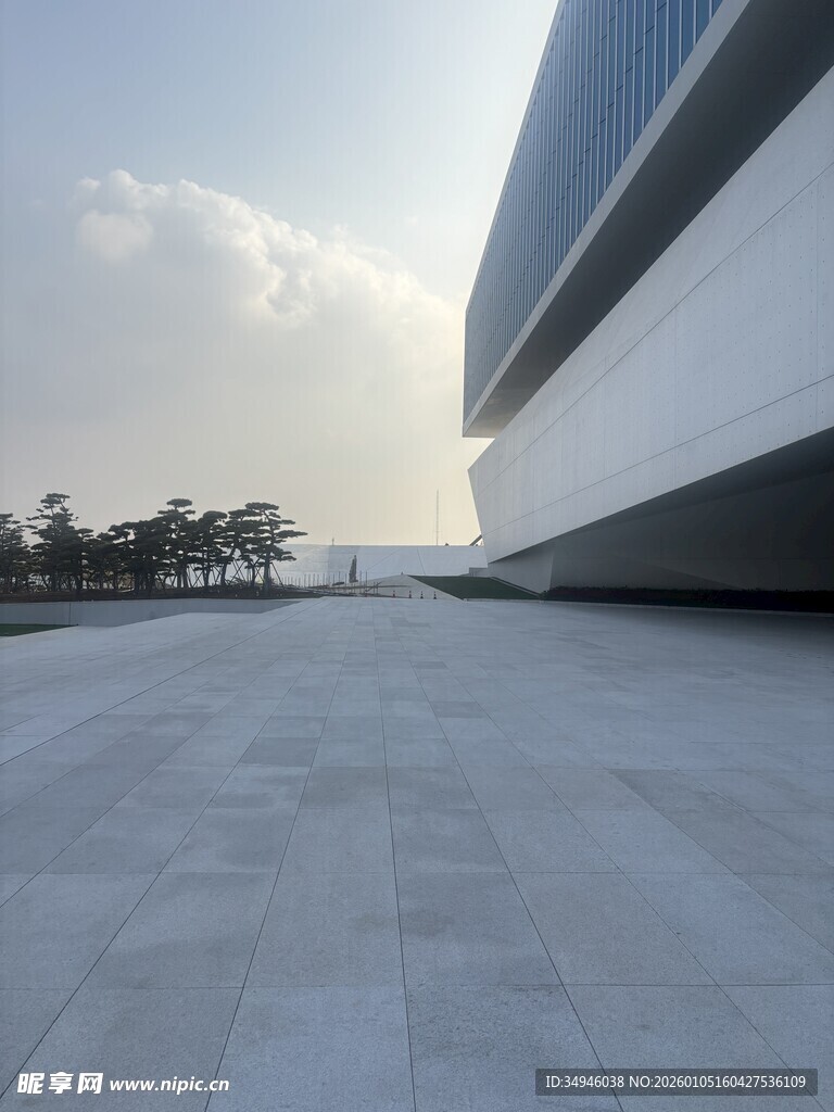 现代建筑前的开阔广场