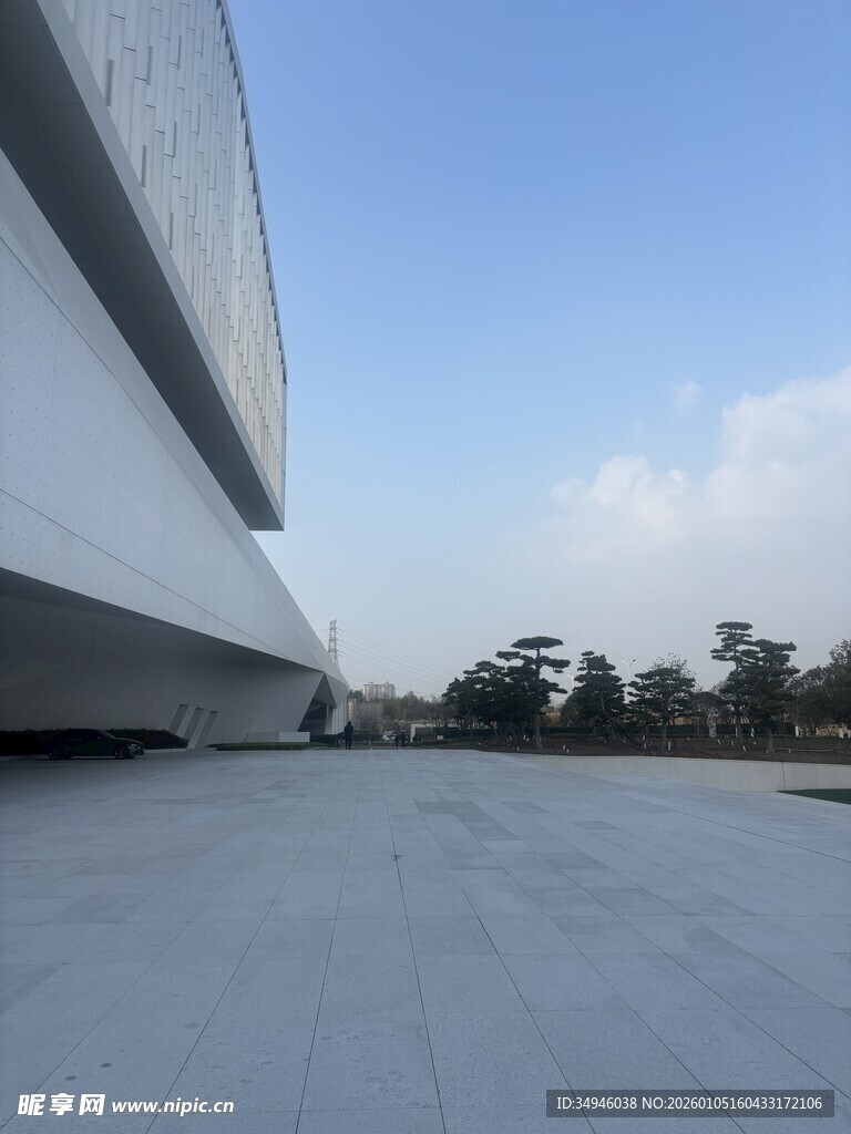 现代建筑外观与开阔地面