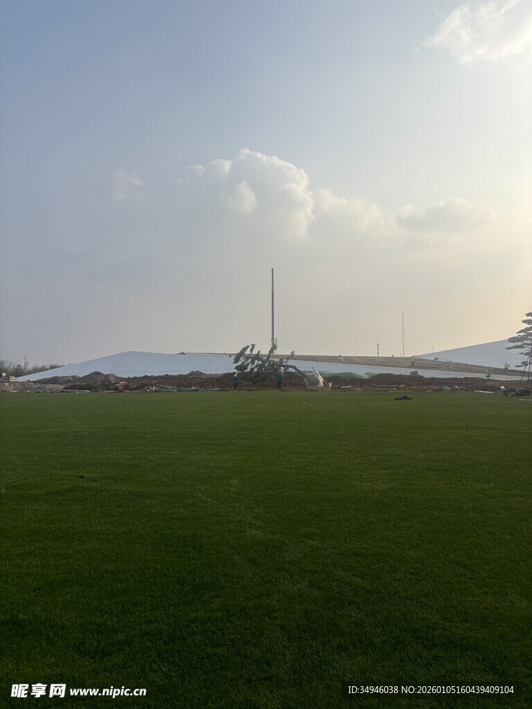 草原上的飞机与广阔天空