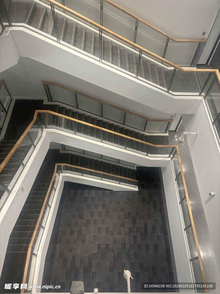 现代建筑内部的多层楼梯