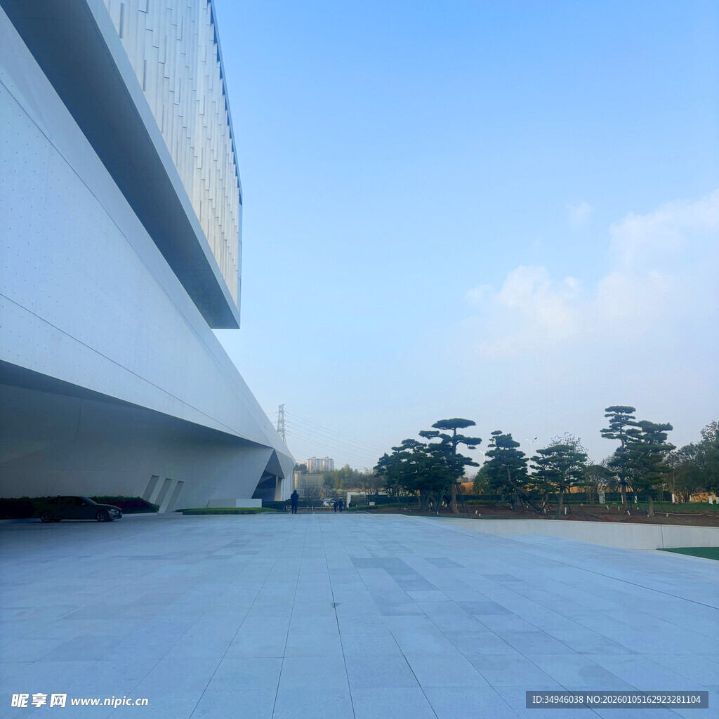 现代建筑外观与开阔场地