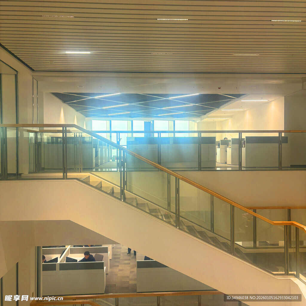 现代办公空间的通透楼梯