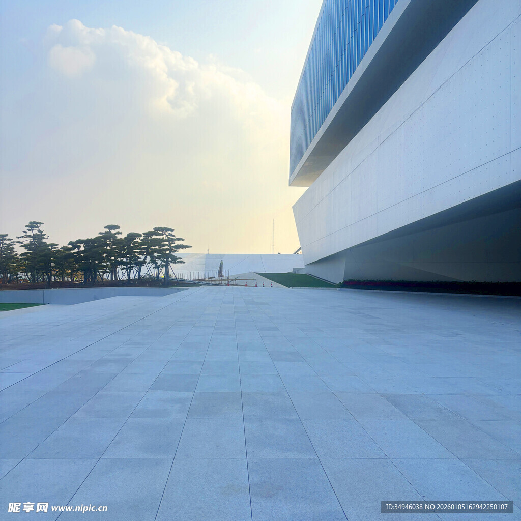 现代建筑前的开阔广场