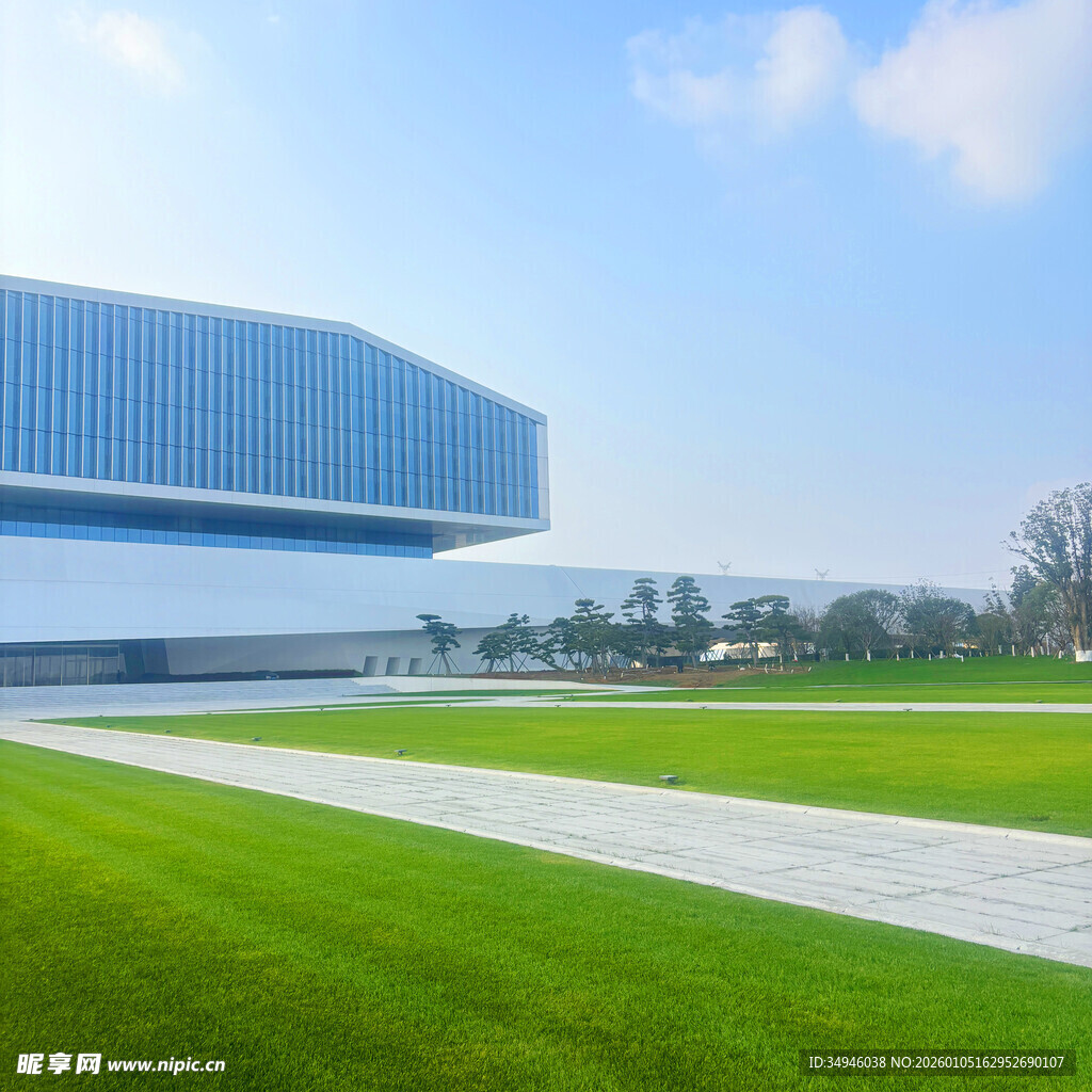 现代建筑与翠绿草坪景观