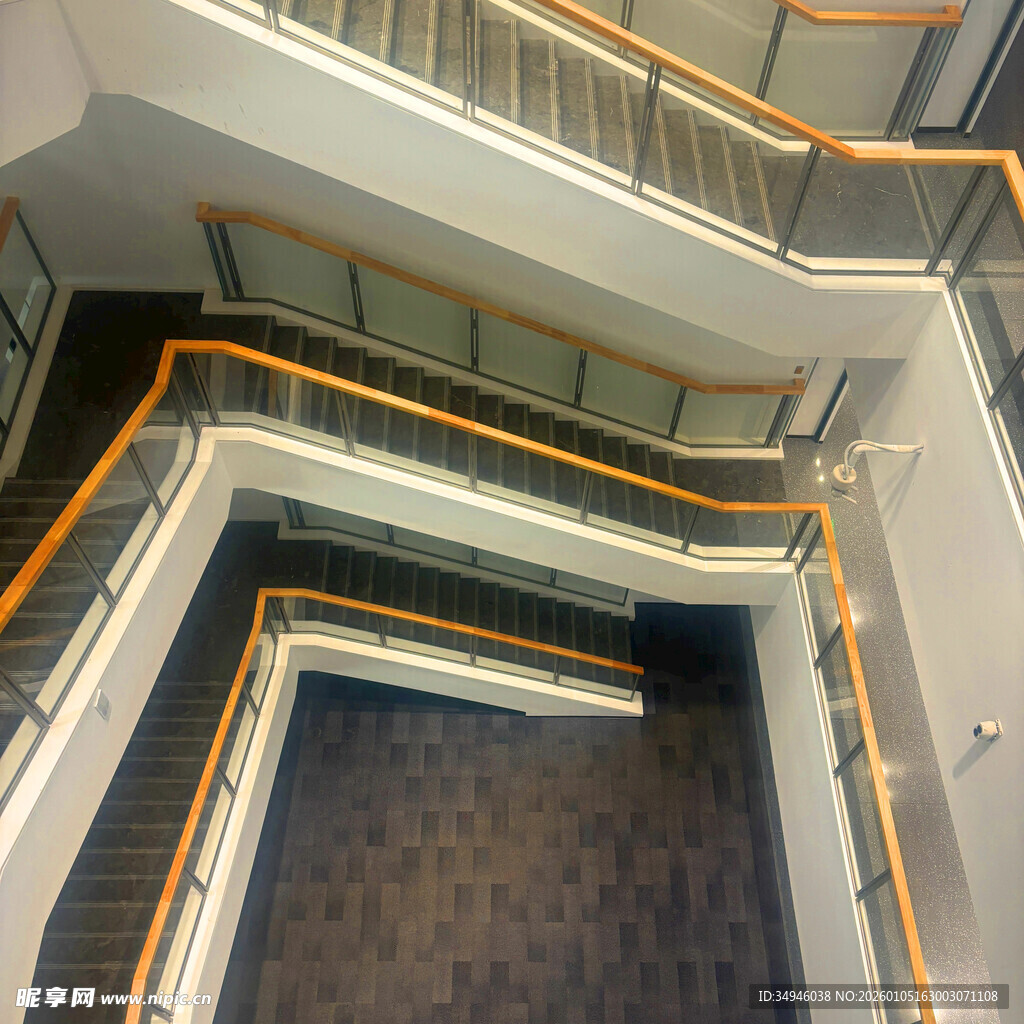 多层旋转楼梯内部景观