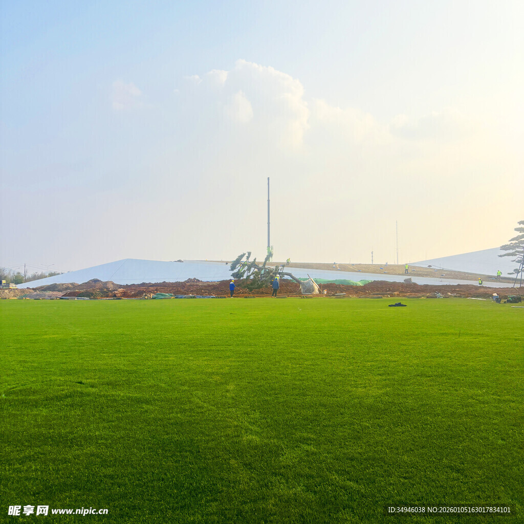 广阔绿草地与远处建筑