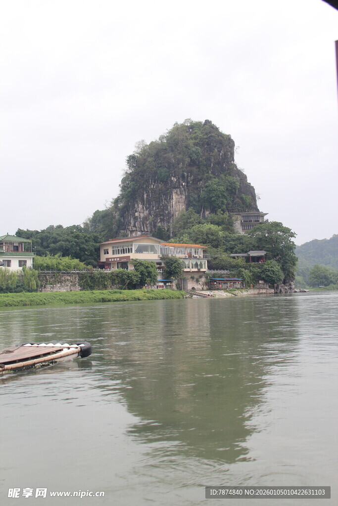 漓江山水间的古朴景致