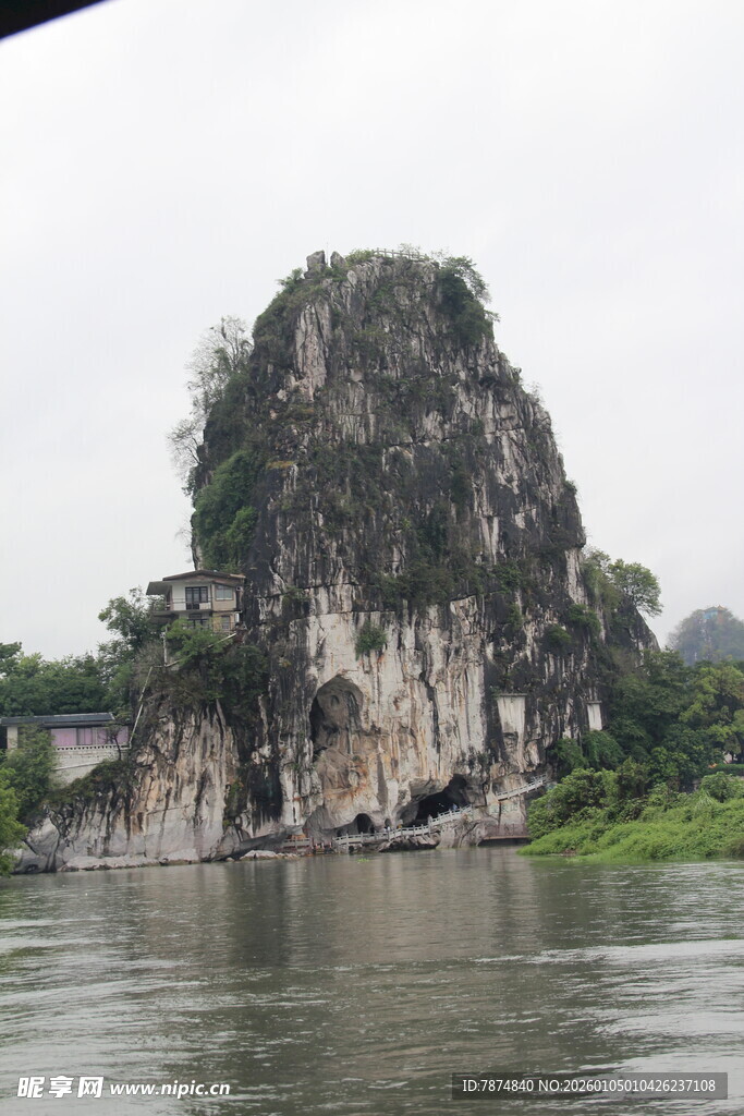漓江畔奇特岩石景观