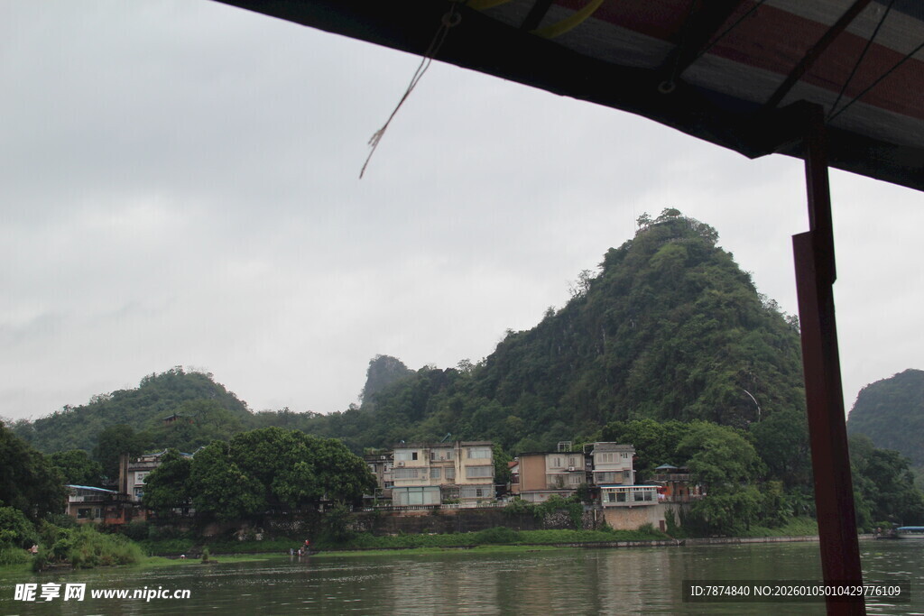 山水相依的湖畔景致