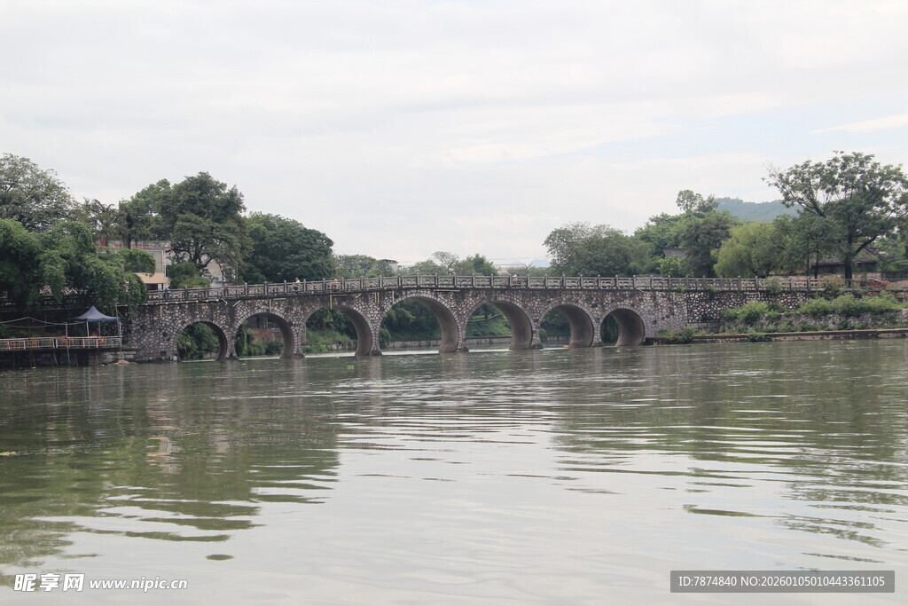 古桥横跨水面的宁静景致