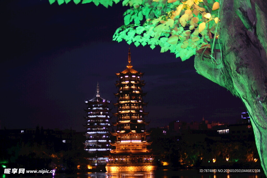 古塔夜景与葱郁绿树