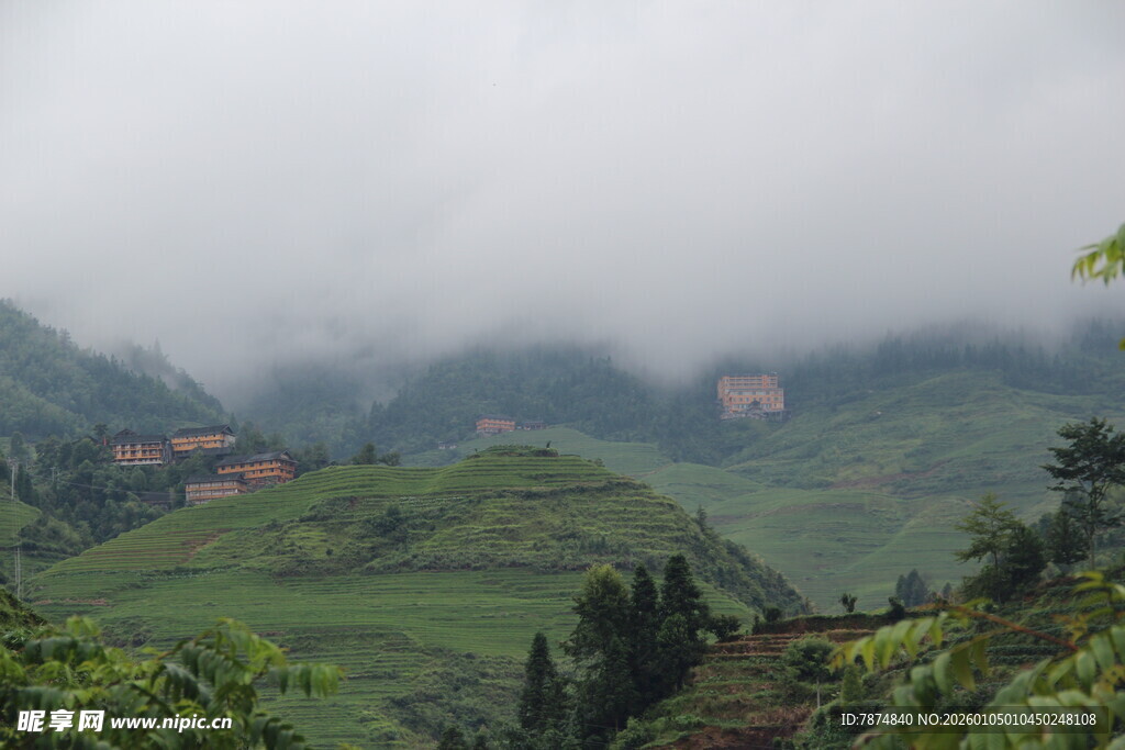 云雾缭绕的山间美景