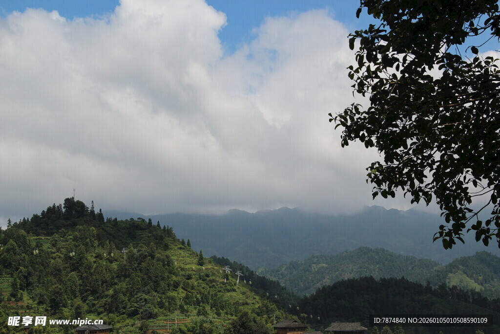 青山云海间的自然景致