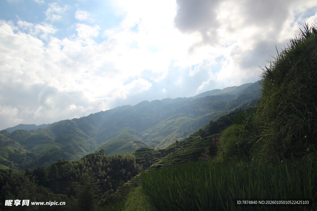 山间云雾缭绕的秀丽风景