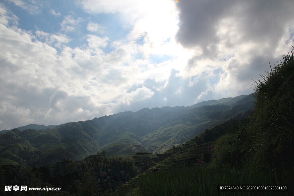 山间云景 阳光穿透云层