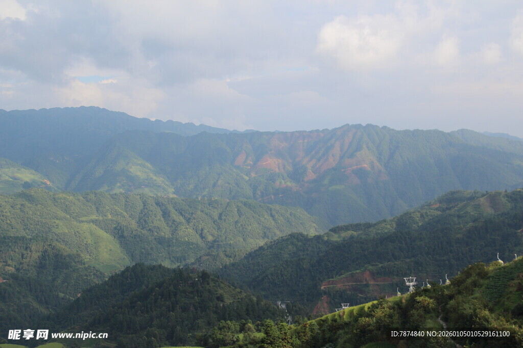 青山连绵的壮阔自然景观