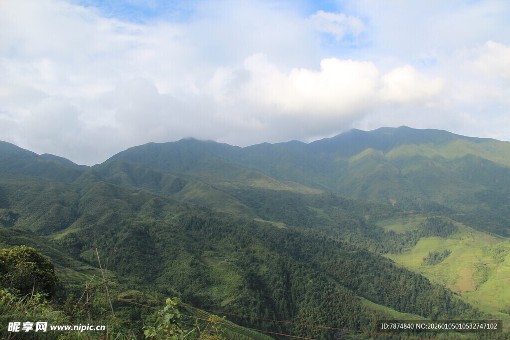 山峦云海间的壮美风光