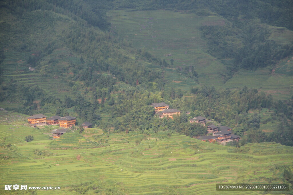 山间村落 绿野中的宁静家园