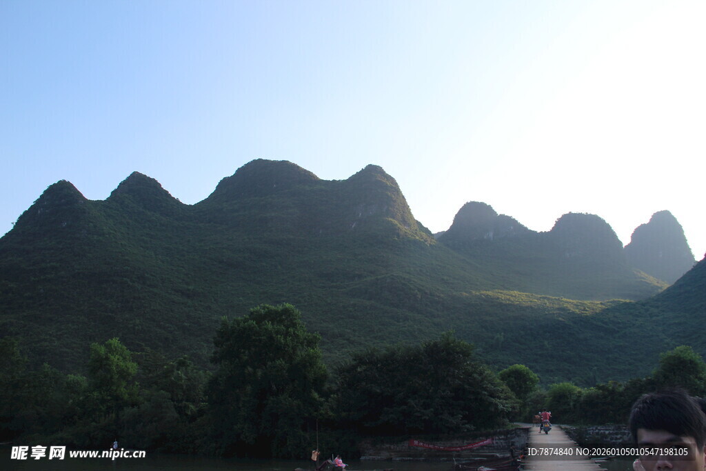 秀丽山峦下的宁静景致