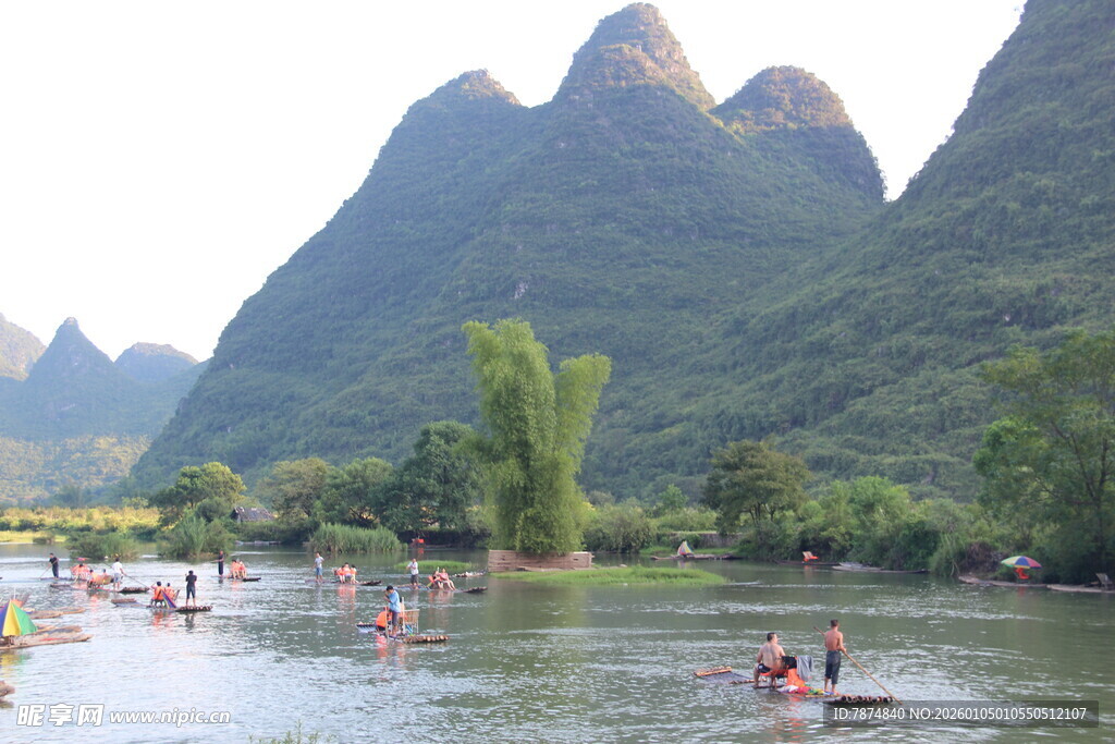 漓江山水间的竹筏游景