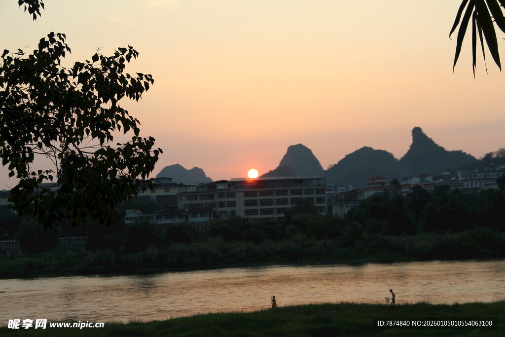 夕阳下的山水河畔美景