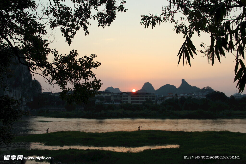 夕阳下的山水美景