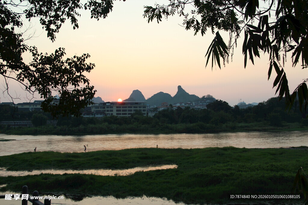 夕阳下的河畔山水美景