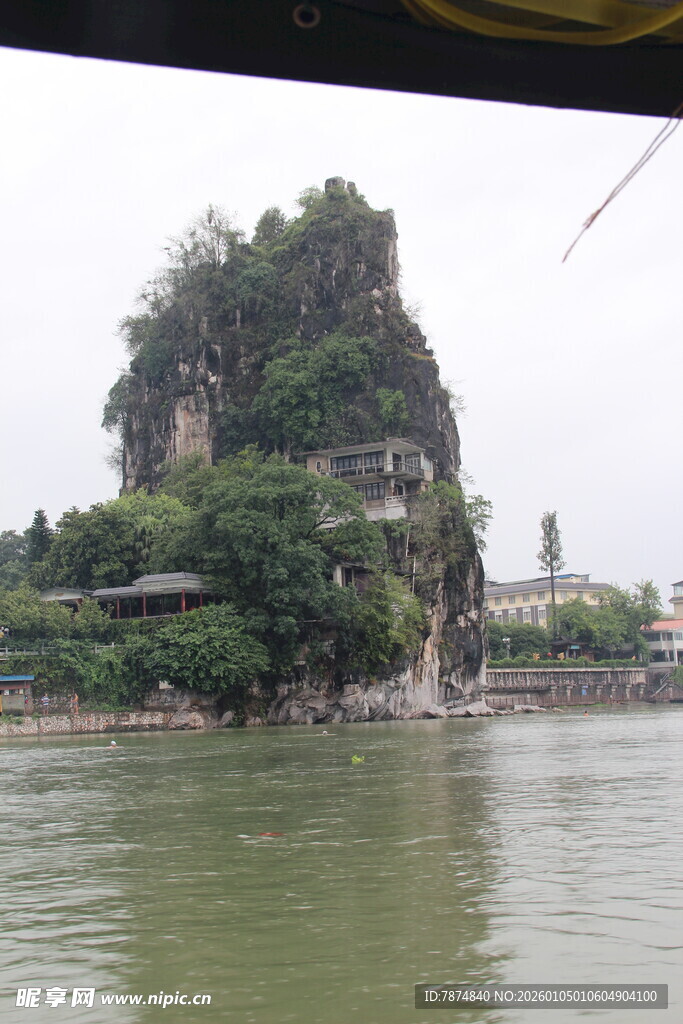 江边奇形嶙峋的翠绿山峰