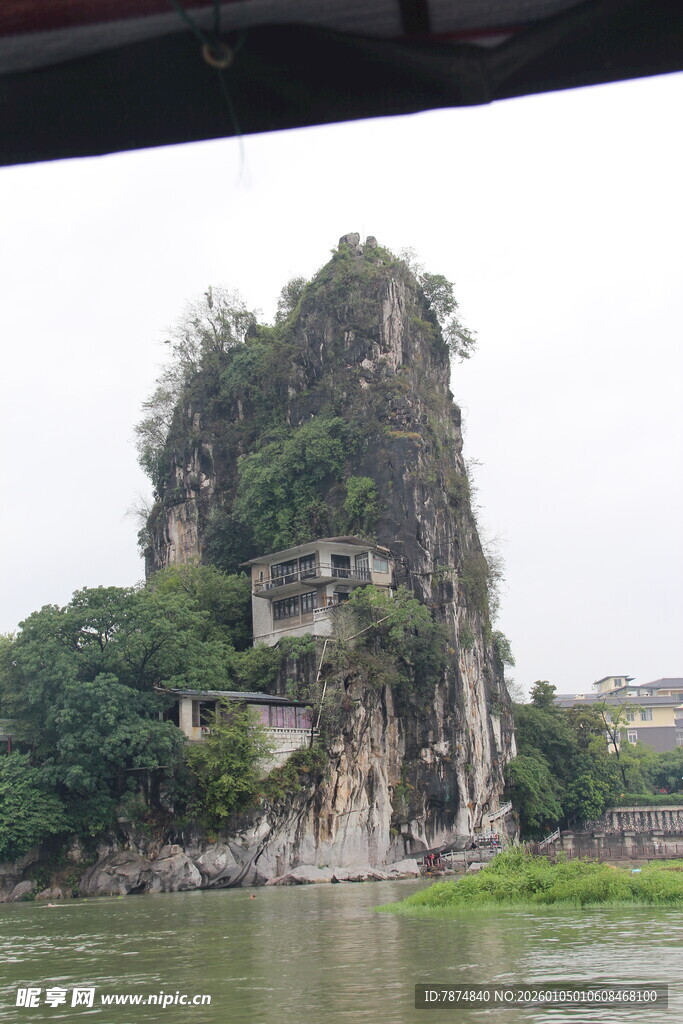漓江畔奇特的石山景观