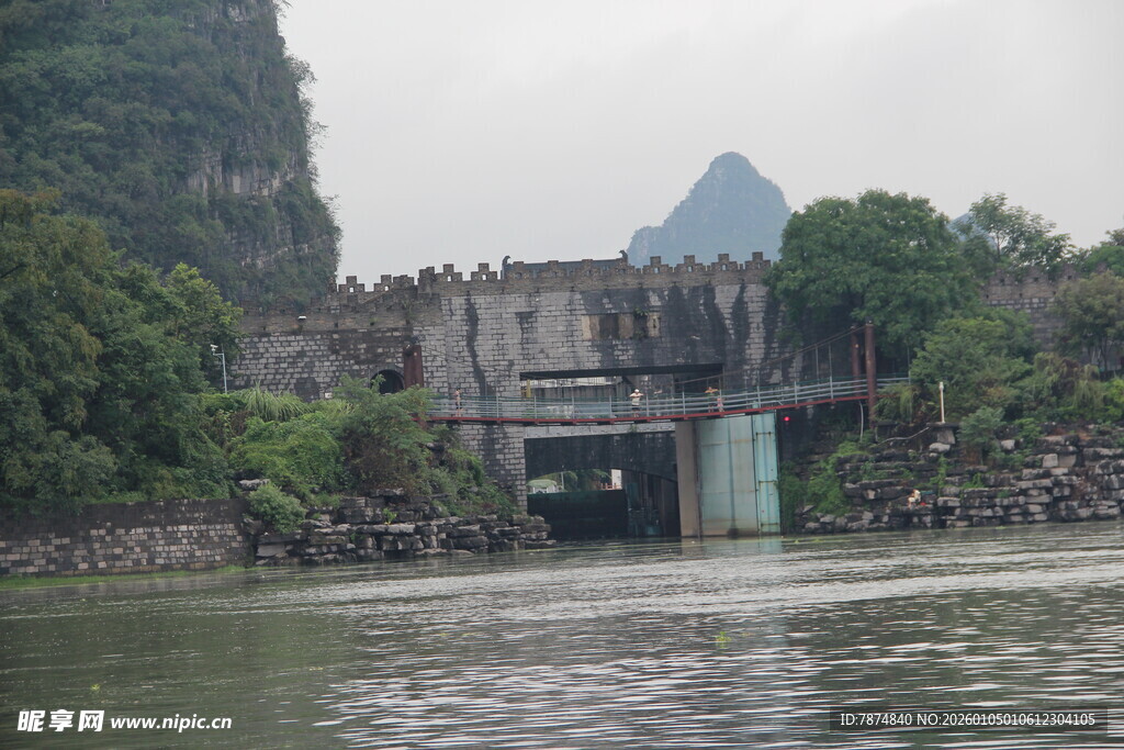 漓江畔古朴建筑与山水