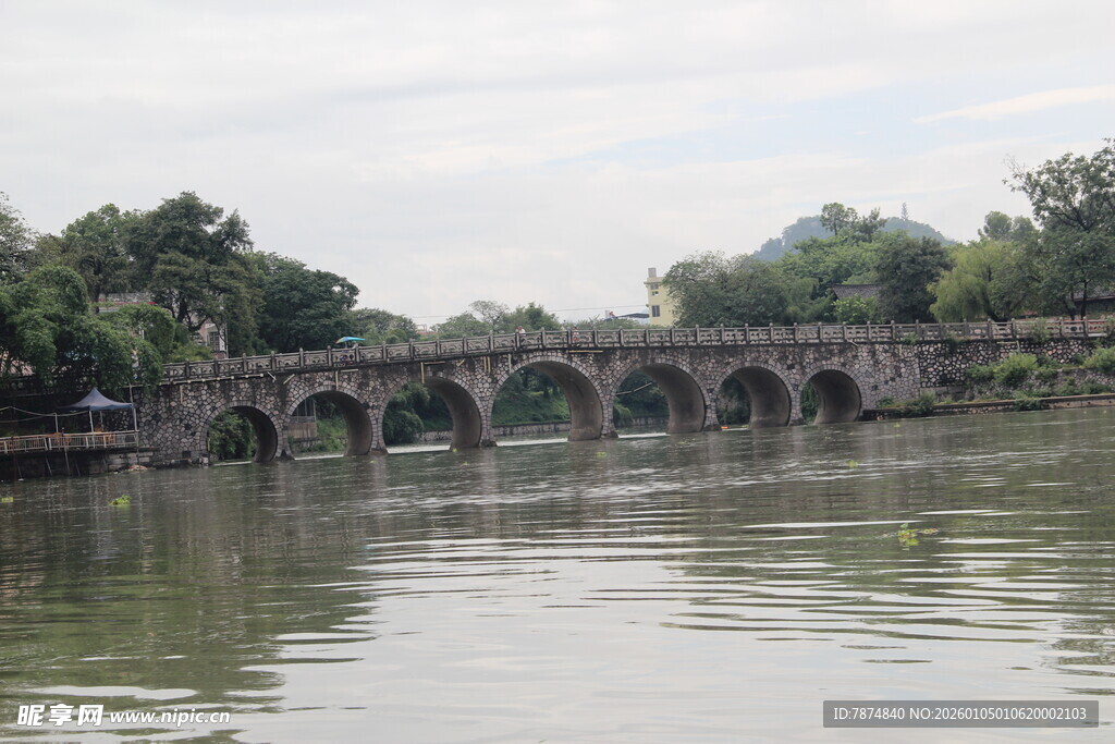 古桥横跨绿水风景如画