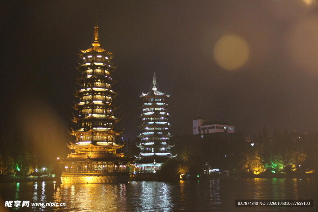 湖畔璀璨古塔夜景