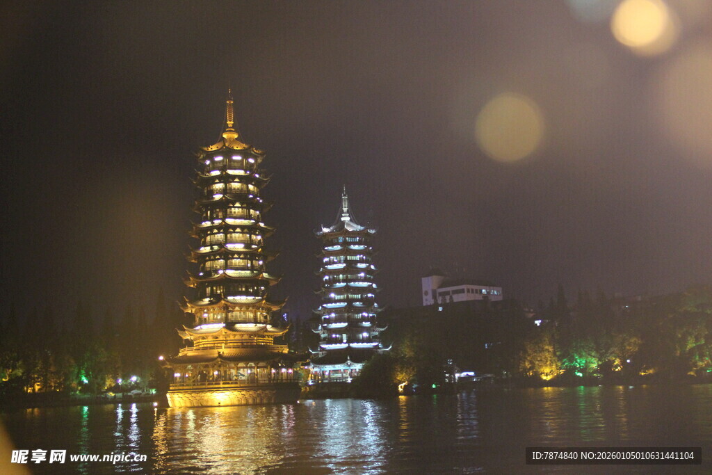 夜晚湖畔璀璨双塔楼