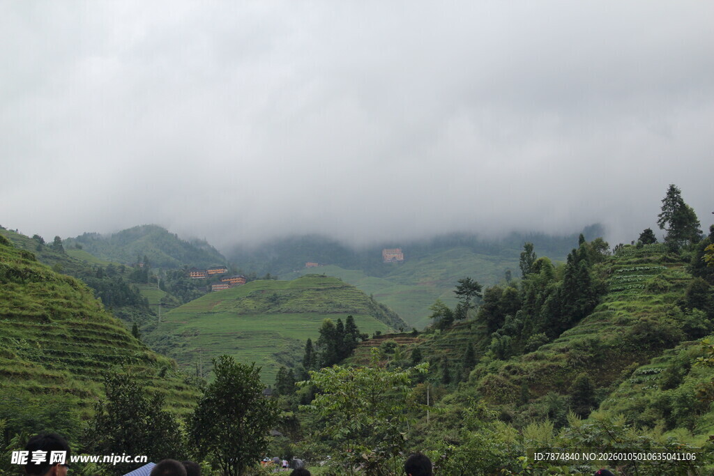 云雾缭绕的翠绿山峦