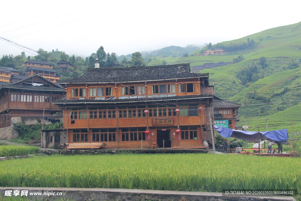 山间彝族风格民居建筑