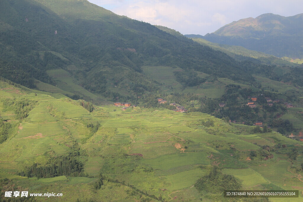 翠绿山峦田园风光美景